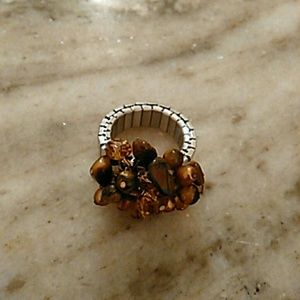 Ring with brown bead's and stretchy band